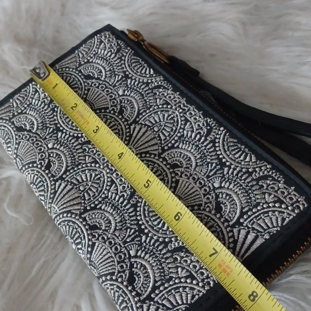 Universal Thread Wallet - Picture 7 of 13